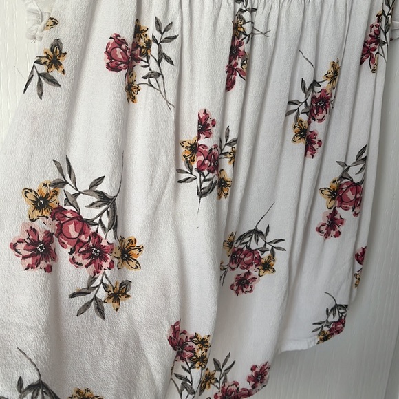 Over the shoulder floral tee shirt - Picture 3 of 3